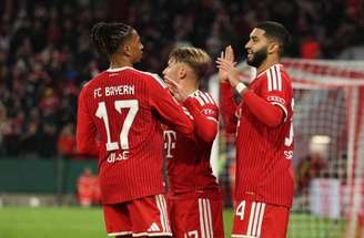 Olise rola para o fundo da rede para abrir o placar para o Bayern de Munique –