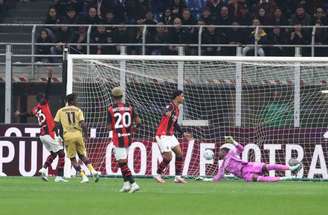 Samuel Mbangula comemora um dos gols da virada do Bologna sobre o Milan –