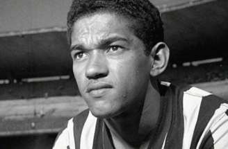 Garrincha com a camisa do Londrina de Planaltina, seu adeus ao futebol dias antes de morrer –