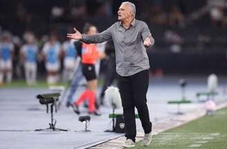 Apesar da pressão, Tite se mantém no cargo –