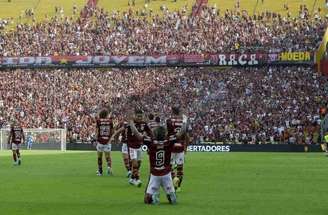 Flamengo ergue o troféu da Libertadores pela terceira vez; hoje, clube é tetra –