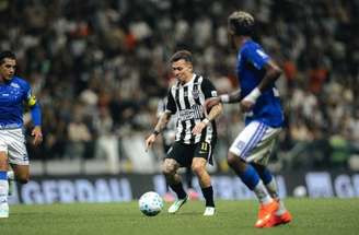 Bernard em ação durante o clássico entre Atlético e Cruzeiro –