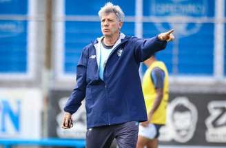 Carlos Vinícius (à esquerda) levou o terceiro amarelo e não enfrenta o Flamengo –