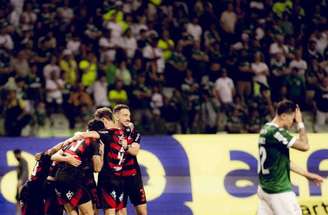 Time do Flamengo faz a festa após gol de Ayrton Lucas, em 2025 –