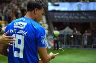 Kaio Jorge joga milho no gramado da Arena MRV –