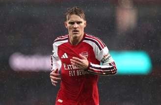 Martin Odegaard em ação com a camisa do Arsenal –