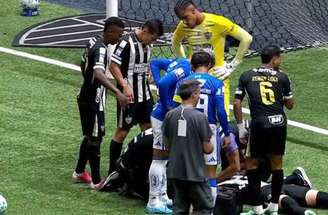 Vitão precisou ser atendido no gramado e saiu de ambulância –