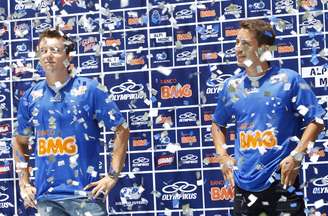 O Cruzeiro organizou uma grande festa na manhã desta sexta-feira para apresentar duas das contratações feitas para a temporada 2013: o atacante Dagoberto e o meia Éverton Ribeiro