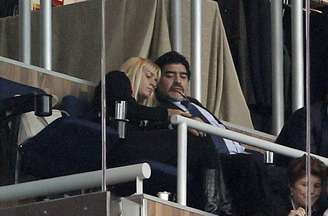 <p>Acompanhado da namorada Rocío, Maradona assistiu à vitória do Real diante do Barcelona no camarote de Cristiano Ronaldo</p>