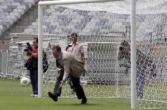 <p>Secretário-geral da Fifa, Jérôme Valcke descontraiu nesta quarta-feira em sua visita ao Estádio do Mineirão, em Belo Horizonte, e brincou de bater pênaltis com o ex-atacante Ronaldo e com o ministro do Esporte, Aldo Rebelo</p>