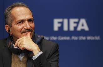 <p>Aldo Rebelo disse que negocia com a Fifa para que lucro da Copa seja dividido com o Brasil</p>
