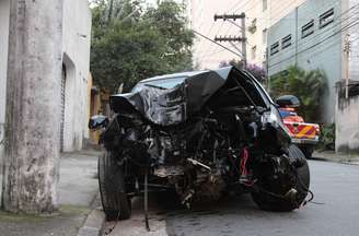 A frente do carro ficou completamente destruídas após o acidente