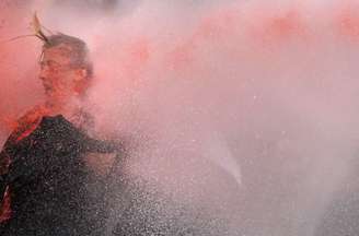 <p><strong>16 de junho - </strong>Mulher é atacada por canhão d'água durante protesto na Praça Kizilay, em Ancara</p>