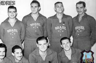 <p>Em pé, Nilton Pacheco é o último à direita com o time que disputou a Olimpíada de 1948</p>