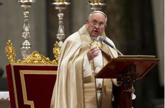 Papa Francisco fala durante ritual de aceitação na Basílica de São Pedro, no Vaticano. O papa Francisco criticou a "cultura do descartável" que deixa milhões de jovens do mundo sem trabalho, especialmente nos países europeus, em uma entrevista divulgada na quarta-feira na Argentina. 23/11/2013.