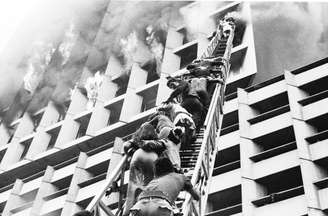 Vítimas do incêndio são resgatadas pela escada do Corpo de Bombeiros