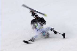 <p>Japonês Taiki Morii leva um tombo durante o esqui downhill sentado em Sochi</p>