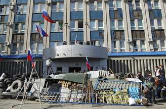 <p>Manifestantes pró-russos reforçaram as barricadas em frente ao edifício do Serviço de Segurança da Ucrânia, na cidade de Luhansk, no leste do país</p><p> </p>