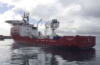 O navio australiano Ocean Shield foi atrelado como parte da busca de MH370, mas o navio está agora no porto, enquanto um problema no transponder é arrumado
