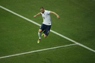 <p>Benzema pula para comemorar o quarto gol francês sobre a Suíça</p>