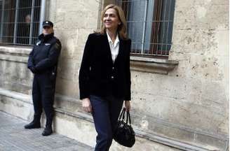 <p>Princesa Cristina chega a um tribunal para depor perante o juiz José Castro sobre acusações de fraude fiscal e lavagem de dinheiro em Palma de Maiorca, em 8 de fevereiro</p>