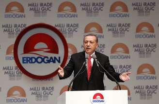 <p>O primeiro-ministro da Turquia e candidato presidencial, Tayyip Erdogan faz um discurso durante uma reunião para lançar a sua campanha eleitoral em Istambul, nesta sexta-feira, 11 de julho</p>