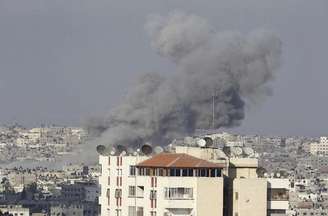 <p>Fumaça é vista em Gaza após ataque aéreo de Israel, na sexta-feira</p>