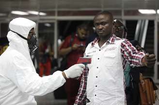 Funcionário do aeroporto de Lagos, na Nigéria, confere condições de passageiro