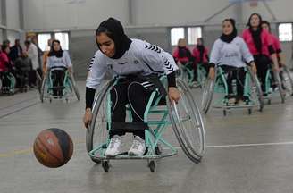 Jogadoras de basquete no Afeganistão tentam retomar a vida e esquecer guerra