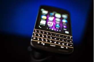 Um Blackberry Q10 com teclado "QWERTY" sendo exibido em evento em Toronto. 09/04/2014