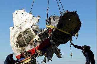 <p>Destroços do voo MH17, da Malaysia Airlines, são retirados após acidente perto da cidade de Grabovo, região de Donetsk</p>