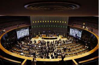 <p>PEC estabelece a obrigatoriedade do pagamento das emendas parlamentares individuais, equivalentes a 1,2% da receita corrente líquida do ano anterior</p>