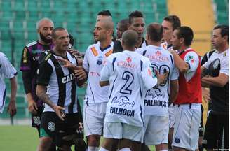 Lance provocou confusão no jogo-treino realizado entre Figueirense e Guarani de Palhoça