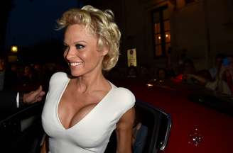 <p>Pamela Anderson requer parte de milhões conquistados por ex-marido em jogo de pôquer contra bancário</p>