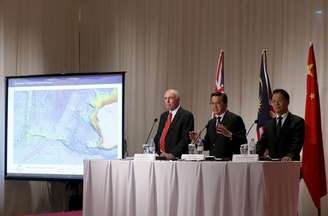 Australia's Deputy Prime Minister Warren Truss, Malaysia's Minister of Transport Liow Tiong Lai and China's Minister of Transport Yang Chuantang (L-R) speak to the media after their meeting to discuss the next stage of the search for missing Malaysia Airlines flight MH370 in Kuala Lumpur, April 16, 2015. Government ministers from Australia, China and Malaysia on Thursday said that they would extend the search for missing Malaysia Airlines Flight MH370 by an additional 60,000 sq kilometres if the wreckage is not found in the current search area.