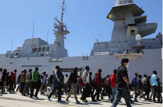 Imigrantes resgatados desembarcam de um barco militar italiano no porto de Augusta, na ilha da Sicília, em 22 de abril de 2015