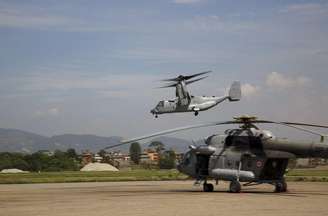 Helicópteros dos EUA em operação no aeroporto de Katmandu, no Nepal. 14/05/2015