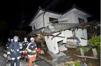 Bombeiros inspecionam casa que desabou após terremoto na cidade Mashiko, Kumamoto, sul do Japão
