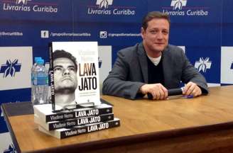 O autor no lançamento em Curitiba (Foto: Reprodução/Twitter/@vnetto)