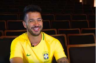 
                        
                        
                    Luan, zagueiro do Vasco, com a camisa da Seleção Brasileira (Foto: Divulgação)