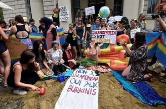 Manifestação teve até areia, espreguiçadeiras e guarda-sol