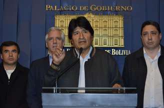 "Se prosperar o golpe parlamentar contra o governo democrático de @dilmabr, a Bolívia convocará seu embaixador. Defendamos a democracia e a paz", escreveu Morales em sua conta no Twitter.