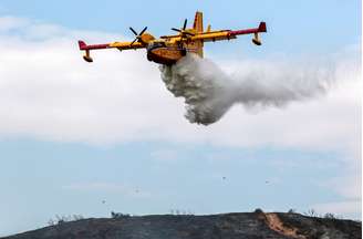 Avião joga água para apagar incêndio florestal em Los Angeles, na Califórnia 03/09/2017 REUTERS/ Kyle Grillot