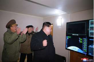 Líder norte-coreano, Kim Jong Un, é visto após lançamento do míssil balístico intercontinental Hwasong-15, em Pyongyang 30/11/2017 REUTERS/KCNA