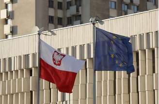 Bandeiras da Polônia e União Europeia na embaixada em Moscou, na Rússia
29/03/2018
REUTERS/Maxim Shemetov 