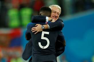 Umtiti e Deschamps se abraçam após França 1 x 0 Bélgica