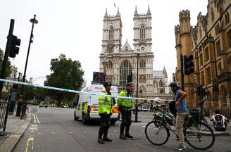 Policiais esperam em cordão em frente à Abadia de Westminster, próximo às Casas do Parlamento, onde possível atentado ocorreu