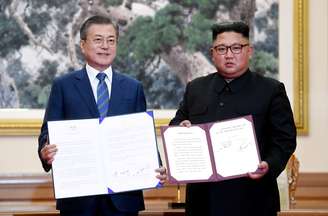 Presidente da Coreia do Sul, Moon Jae-in, e líder da Coreia do Norte, Kim Jong Un 19/09/2018 Pyeongyang Press Corps/Pool via Reuters