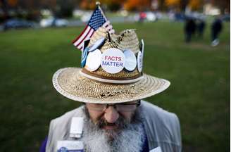 Eleitor participa de comício democrata em Nova Jersey, nos EUA