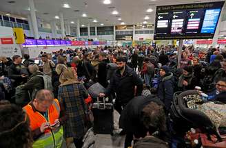 Saguão lotado do aeroporto de Gatwick, em Londres
20/12/2018
REUTERS/Peter Nicholls